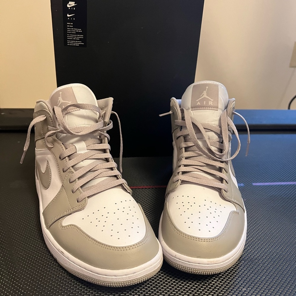 Air Jordan Mid 1